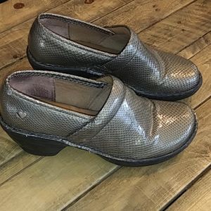 NURSE MATES EMBOSSED HALLE RN CLOGS SZ 8